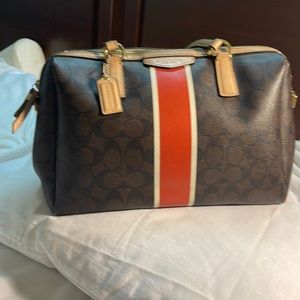 COACH BROWN OUTSIDE IN PERFECT CONDITIONS SIGNS OF WEAR NOT TO NOTICEABLE .